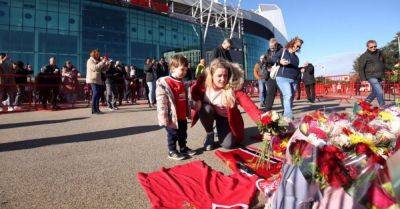 Bobby Charlton - Manchester United fans head to Old Trafford to pay tribute to Bobby Charlton - breakingnews.ie - Britain - county Charlton