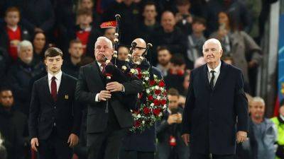 Bobby Charlton - George Best - Dan Gore - Ten Hag lays wreath on Old Trafford pitch in moving tribute to Charlton - channelnewsasia.com - Britain - county Charlton