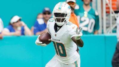 Dolphins' Tyreek Hill misses practice with hip injury - ESPN
