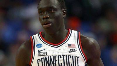 West Virginia's Akok Akok hospitalized after collapsing on court - ESPN