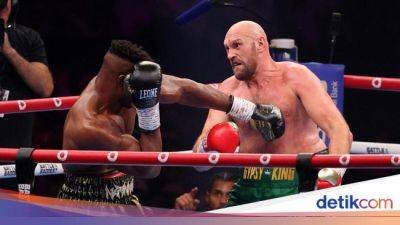 Sempat Dibuat Jatuh, Tyson Fury Menang Angka atas Francis Ngannou