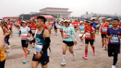 Marathoners in Beijing go maskless, unfazed by smog