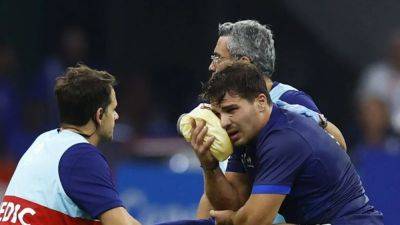France captain Dupont meeting training goals, to see surgeon on Monday