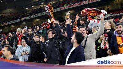 Bobby Charlton - Alex Ferguson - Kok Bisa Fans Galatasaray Padati Tribune Khusus Suporter MU? - sport.detik.com