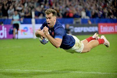 France thrash Italy to reach Rugby World Cup quarter-finals