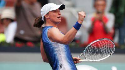 Iga Swiatek ends Coco Gauff's 16-match win streak at China Open - ESPN