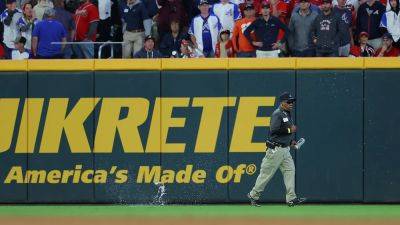 Kevin C.Cox - Philadelphia Phillies - Braves fans throw bottles on field after controversial call - foxnews.com - Usa