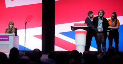 Rishi Sunak - Angela Rayner - "Get off!": Stage invader interrupts Labour Party conference ahead of Angela Rayner's speech - manchestereveningnews.co.uk - Britain