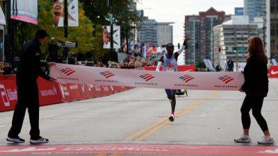 Kelvin Kiptum obliterates men's marathon world record in Chicago