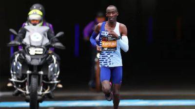 Eliud Kipchoge - Kenya's Kelvin Kiptum breaks men's marathon world record in Chicago - cbc.ca - Belgium - Kenya - county Marathon