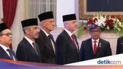 Wasit Legend Pierluigi Collina Pakai Peci Ketemu Jokowi di Istana - sport.detik.com