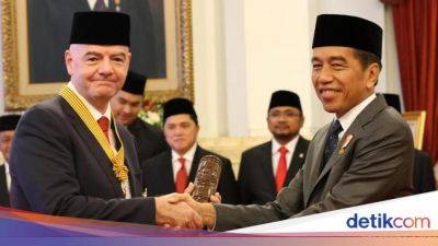 Jokowi Beri Presiden FIFA Anugerah Bintang Jasa