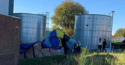 Fire engines rush to scene after hot air balloon lands on industrial estate - manchestereveningnews.co.uk