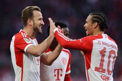 Harry Kane scores two as Bayern Munich go top of Bundesliga