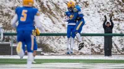 Saskatoon Hilltops bulldoze league to claim Canadian Bowl for 23rd time - cbc.ca - county St. Clair