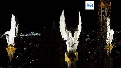 Barcelona's Sagrada Familia illuminated in spectacular light show as construction nears completion - euronews.com - Britain