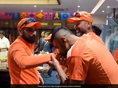 Watch: Ravichandran Ashwin Kisses Mohammed Shami's Hand, Indian Dressing Room Gets Star Visitor After Cricket World Cup Final Entry