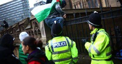 Police move in as pro-Palestine protesters climb onto Manchester Cathedral - manchestereveningnews.co.uk - Britain - Israel - Palestine - county Oxford - county Park