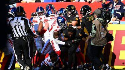Sam Howell - Giants-Commanders fight leads 2 players to be ejected in wild scene between division rivals - foxnews.com - Usa - Washington - New York - state Maryland
