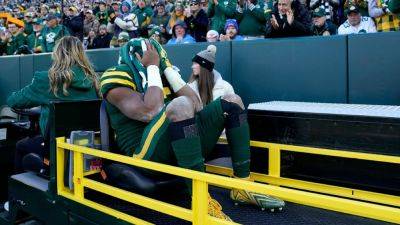 Packers' Aaron Jones, Emanuel Wilson carted off with injuries - ESPN