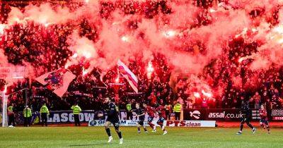 The Rangers dressing room reaction to wild double Dundee delay as 'dangerous' pyro sees fans sent direct message