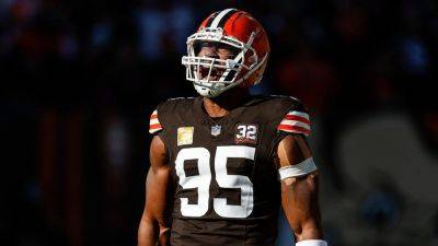 Browns' Myles Garrett sets off alarms as he finds himself with Steelers helmet again