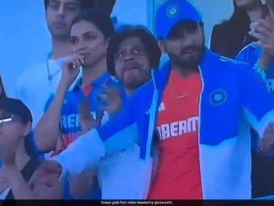 David Warner - Virat Kohli - Shubman Gill - Ranveer Singh Becomes India's 'Most Animated Cheerleader' At Cricket World Cup Final. Videos Viral - sports.ndtv.com - Australia - India