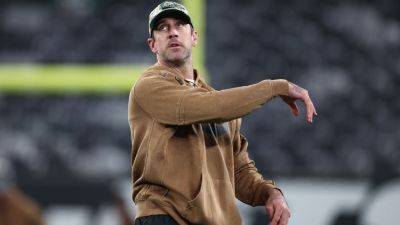 Jets QB Aaron Rodgers jogging, eyes practice return in 2 weeks - ESPN