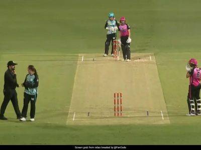 Sydney Sixers - Ashleigh Gardner - Amelia Kerr - Watch: Team Faces 5-Run Penalty After Player Catches Ball With Towel - sports.ndtv.com - Australia - New Zealand