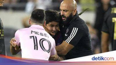 Lionel Messi - Viral Bodyguard Muncul Tiba-tiba di Belakang Messi - sport.detik.com