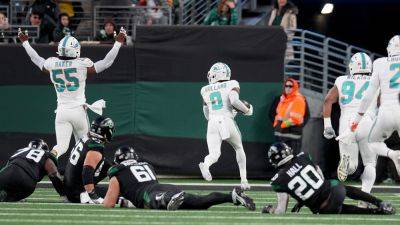 Dolphins' Jevon Holland closes out first half of Black Friday game with 99-yard pick-six