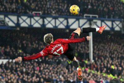 Alejandro Garnacho scores stunning overhead kick as Man United add to Everton misery