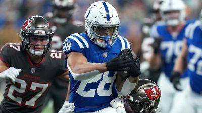Colts rumble to win over Bucs behind Jonathan Taylor's 2 touchdowns