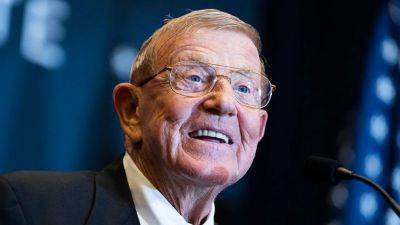 Lou Holtz lauds his 'hero' Jimbo Fisher after Texas A&M dismissal, believes Aggies can win under new coach