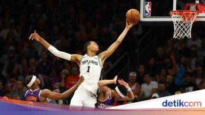 Devin Booker - Kevin Durant - Phoenix Suns - Hasil NBA: Wembanyama Gemilang, Spurs Kembali Tekuk Suns - sport.detik.com