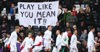 Manchester United players respond to fans' banner vs Fulham