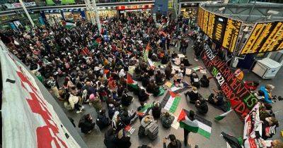 Piccadilly Station 'closed' as hundreds of hundreds of pro-Palestine demonstrators stage sit-in protest - manchestereveningnews.co.uk - Palestine