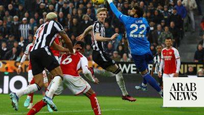 Newcastle inflict first defeat on Arsenal, Fernandes rescues Man Utd