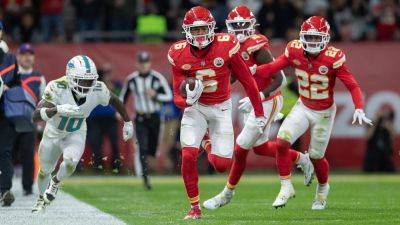 Patrick Mahomes - Chiefs' big scoop-and-score, big first half enough to keep Dolphins at bay in Germany - foxnews.com - Germany - county Cook - county Bryan