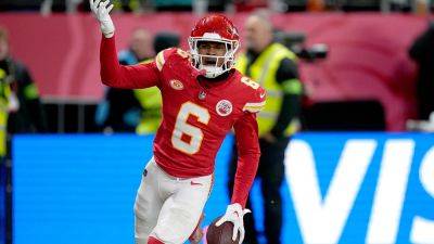 Patrick Mahomes - Travis Kelce - Jason Kelce - Chiefs' wild fumble-return sequence leads to improbable touchdown vs Dolphins - foxnews.com - Germany - county Cook - county Bryan