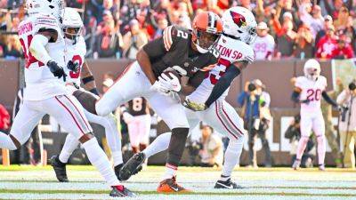 Browns' Amari Cooper catches ricocheted pass for touchdown - ESPN