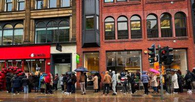 Mark Wright - Huge queues at Manchester’s new Indian street food restaurant as fans delve into footlong naan rolls - manchestereveningnews.co.uk - Britain - India
