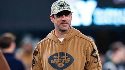 Aaron Rodgers works phones at Jets' box office to sell tickets