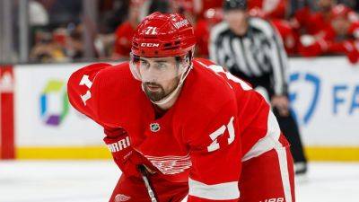Red Wings' Dylan Larkin lay motionless after taking hit to head, helped off ice following scary scene