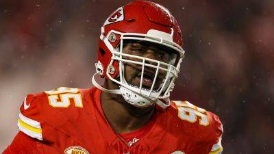 Chiefs' Chris Jones gets into heated conversation with coach; assistant slams tablet