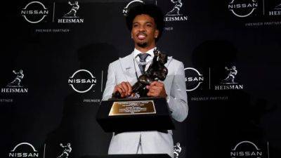 LSU QB Jayden Daniels overcomes being out of playoff hunt to win Heisman Trophy