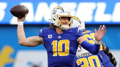 Denver Broncos - Brandon Staley - Justin Herbert - Chargers' Justin Herbert fractured finger on throwing hand, may miss game vs Raiders: report - foxnews.com - Los Angeles - county Allen - state California
