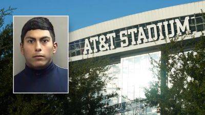 Cowboys stadium employee allegedly accepted cash to let fans into game