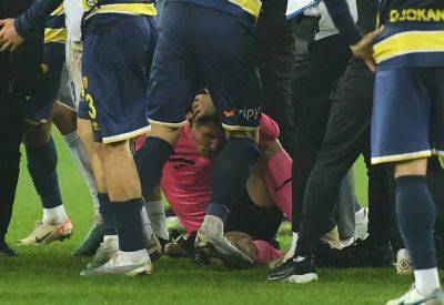 Recep Tayyip Erdoğan - Turkish football league suspended after Ankaragucu president punches referee - thenationalnews.com - Turkey
