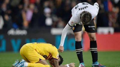 Valencia fight back to hold Barcelona to a 1-1 draw
